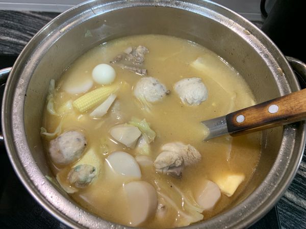 煮一鍋水備用，水開後加入貢丸蛋餃等自己喜愛的火鍋料，將另一鍋的雞肉倒至水中，依照個人喜好加入適量米酒還有麻油，鹽調味，即可完成。