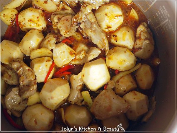 [佐料]紅辣椒絲(嗜辣可一開始爆香就放去拌炒) &amp; 加入[調味]蠔油、花椒粉、麻辣醬、豆瓣醬、糖拌勻