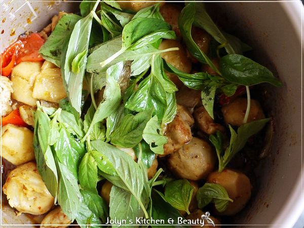 蓋上蓋子，待時間到，進入保温狀態，即倒入九層塔輕輕拌勻後即可盛盤