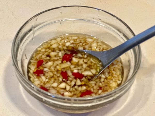 檸檬魚露醬汁所需的調味及食材拌勻