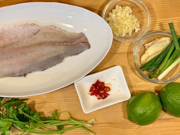 備食材
魚片洗淨 
蒜頭辣椒切末 
薑切片 青蔥切小段