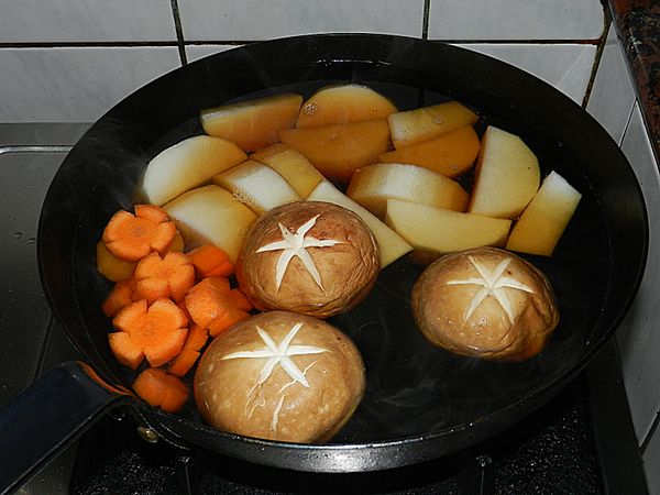 將水、淬釀鰹魚和風醬油露與米酒放入鍋中，加入切好的紅白蘿蔔與鮮香菇