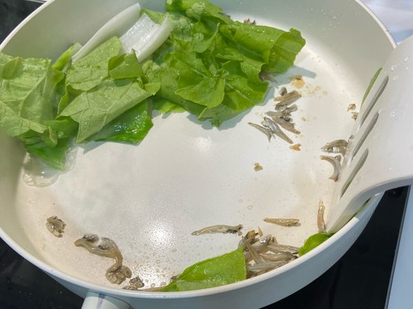 1.小魚乾過水洗淨備用
2.熱油鍋下小魚乾拌炒讓香味出來
3.下白菜、鹽巴和半杯量米杯水，中火拌炒後蓋蓋子燜煮1分左右讓菜梗熟透。