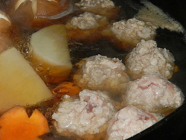 豬絞肉剁碎後，捏成丸子放入煮滾的湯汁中