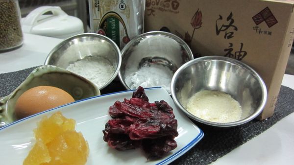 內餡︰【鳳梨膏】切小塊、【洛神花】切碎。