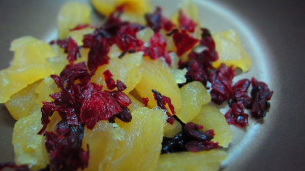 取一不沾鍋，用小火將內餡材料融合放涼備用。