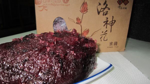 【材料1】奶油+糖粉打至泛白，蛋打散慢慢加入奶油中打融合。