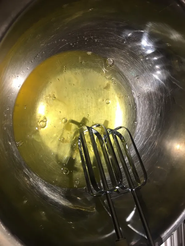 蛋白打發，分2-3次加入白糖，