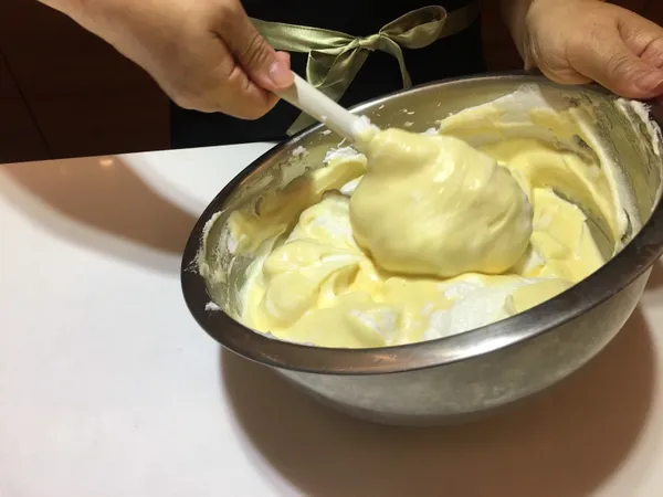 將1/3的蛋白和蛋黃混勻，