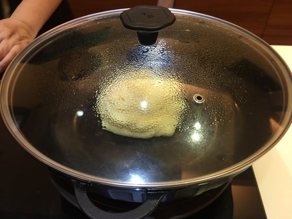 蓋上鍋蓋，大約蒸煎4分鐘；