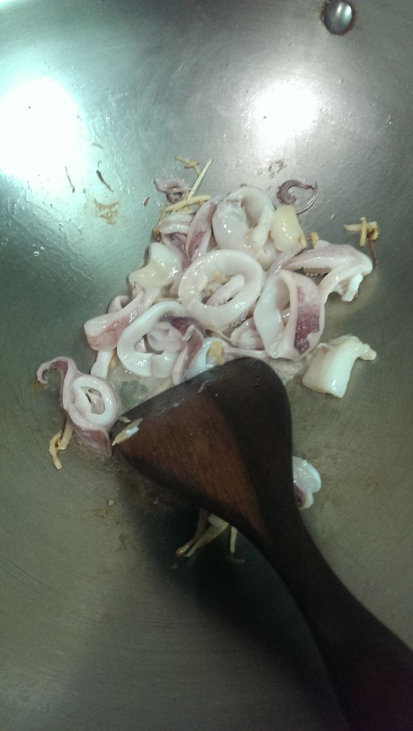 起一油鍋放入些許的薑絲拌炒一下 , 隨即放入透抽拌炒