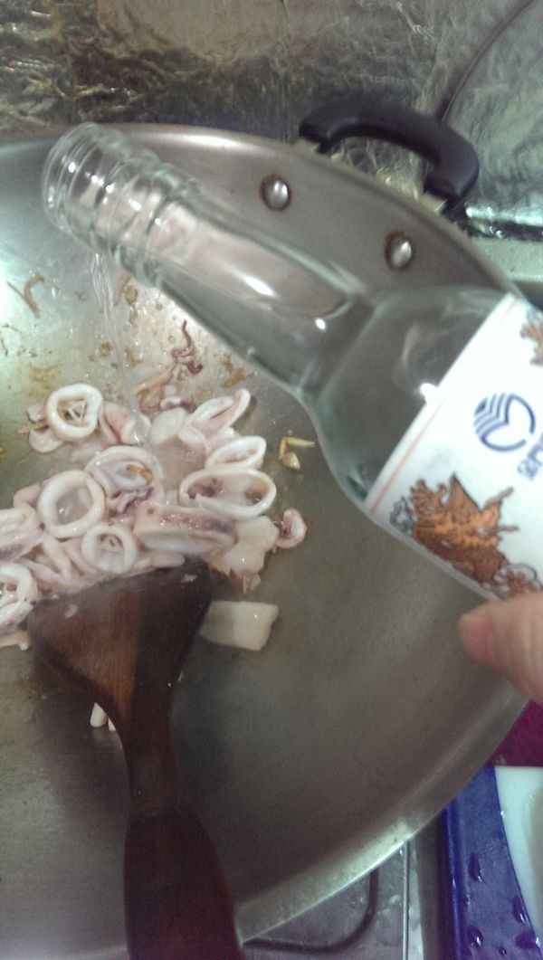 加入適量的金門高粱酒拌炒 , 質地甘醇的金門高粱酒大大的提生了食材的香氣