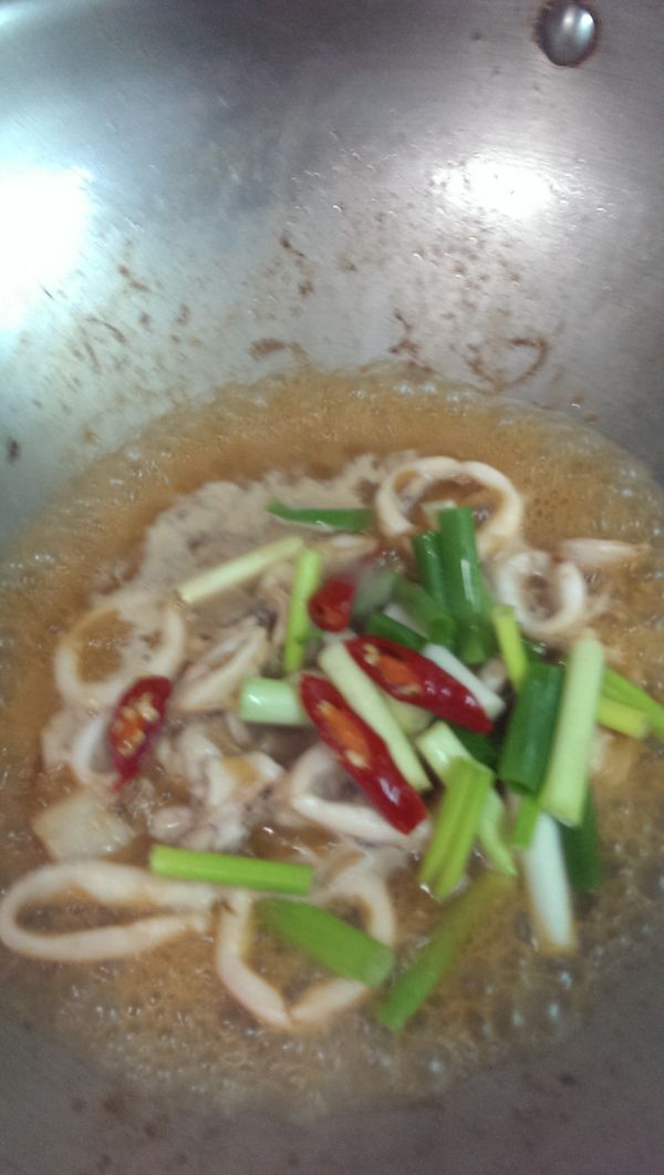 接著加入適量的冰糖,醬油拌炒一會 , 隨即將青蔥段,紅辣椒放入繼續拌炒