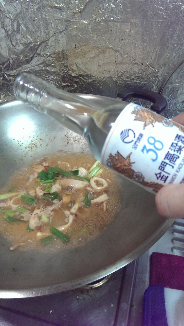 起鍋前在一次加入一些些金門高粱酒 , 讓高粱的香氣繼續為食材加分