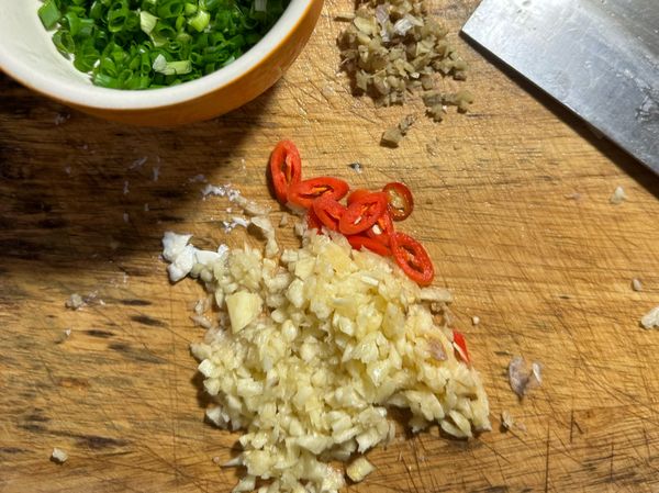先備料，切蔥末（圖片上的一半就夠了）、薑末、蒜末、辣椒