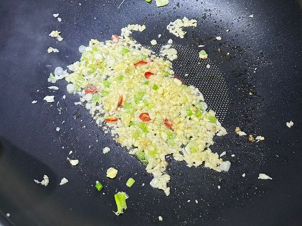鍋中下油，倒入蒜末、薑末、辣椒爆香，炒至微黃。下、清醬油、醬油膏、砂糖、米酒、熱水拌炒