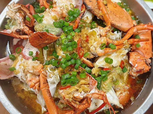 倒入拌炒好的醬汁，灑上蔥花，放入蒸鍋中蒸8-10分鐘。就可以上桌囉☺️