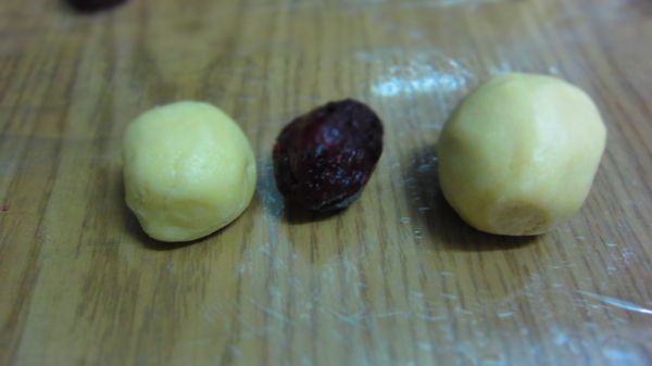 【材料2】篩入【材料1】拌勻後用保鮮膜覆蓋。