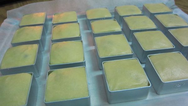 把麵糰與餡料各分20等份備用。