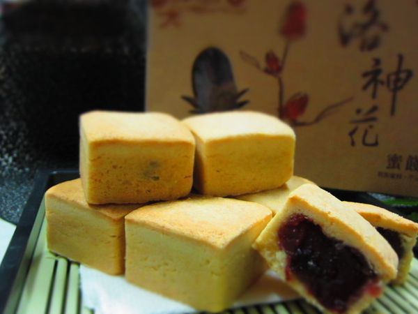 烤箱175度，預熱10份鐘，將材料送進烤箱上層，烤18分鐘取出轉盤，再放入中層烤約4~8分鐘（視個人烤箱溫度而定）。