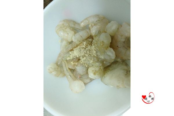 蝦仁加入[醃料]拌勻