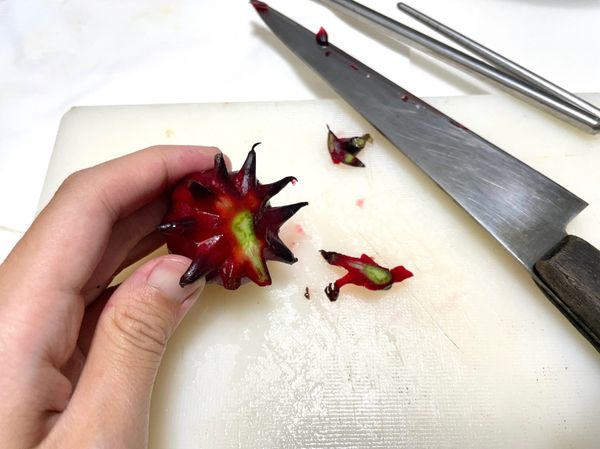 用🔪刀子將花尾巴底部切除一小塊（為了等一下去籽比較好去）