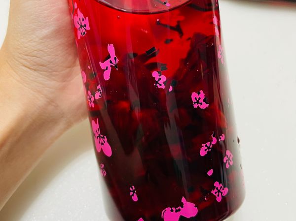 做好的洛神可以單吃，酸酸甜甜的蜜餞，也可以加水變成洛神花茶。