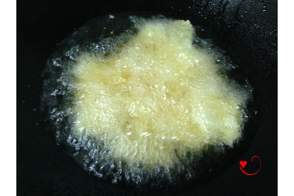 鍋巴放入中高溫油鍋中用大火炸至金黃