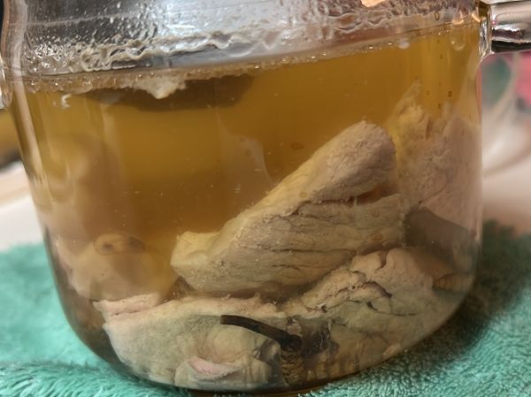 放入蒸爐或隔水明火燉大約兩小時，加入適當的鹽便可飲用