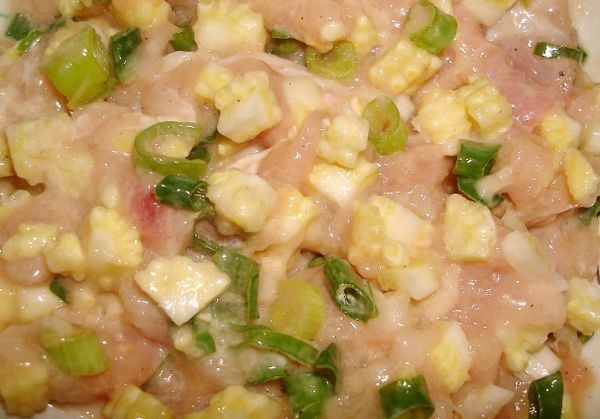 加入蔥花、玉米荀、[調味料]拌勻即可...