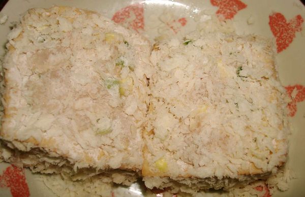 先沾上一層麵粉，再沾上蛋黃，最後裏上麵包粉即可...