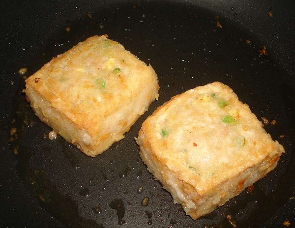 熱鍋倒油，將油豆腐，炸至兩面金黃酥香....