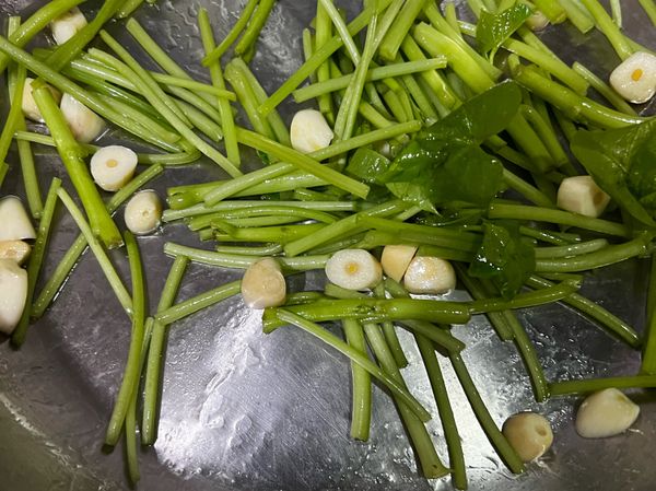 小火👉🏻炒蒜
等蒜香出來後放入葉根炒
倒入剛才川燙好的地瓜葉拌少許鹽