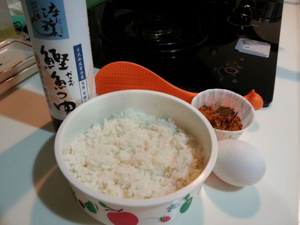 用隔夜飯,一顆雞蛋和少許的香鬆就好了!