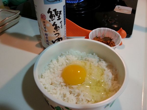 把雞蛋加入白飯裡拌勻,倒入一匙鰹魚醬油^^
炒好之後加入香鬆就可以上桌囉!