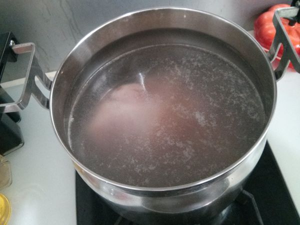 把豬手連水和白醋放在鍋中，先用大火，水滾後轉中小火煮1小時