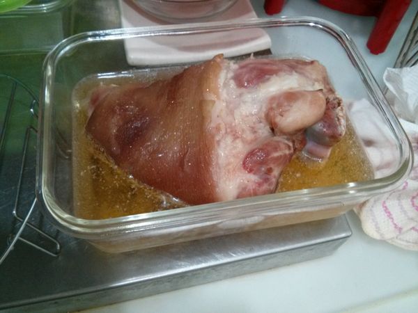 把煮完的豬手撈起，用啤酒醃30分鐘