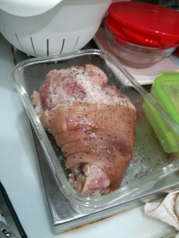 醃完後豬手抹乾，把鹽抹上整隻豬手，灑上黑椒