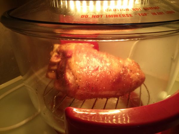 豬手放進放進光波爐，用低架，每面250度焗15分鐘(
連同上下左右，總共一小時) 。