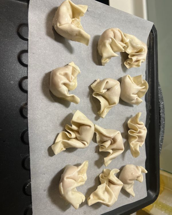 餛飩一個個放在烤盤上排好（可以刷油在皮上）