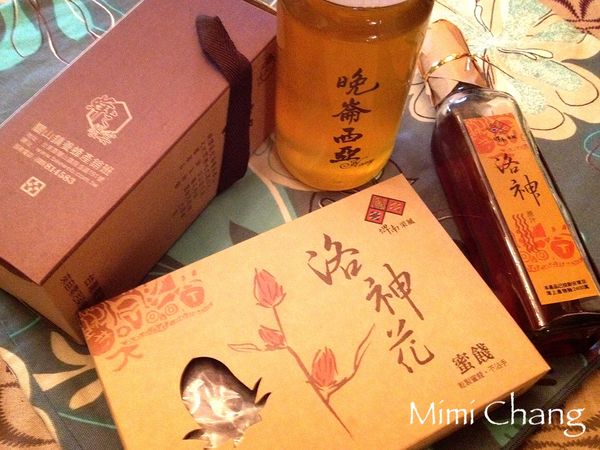 準備台東地區農會出品的洛神花原汁、洛神花蜜餞、蜂蜜。蜜餞剪成絲。