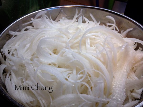 白蘿蔔削皮刨絲，加水200cc，放電鍋中，外鍋加1米杯水，開關跳起時，將白蘿蔔絲取出。