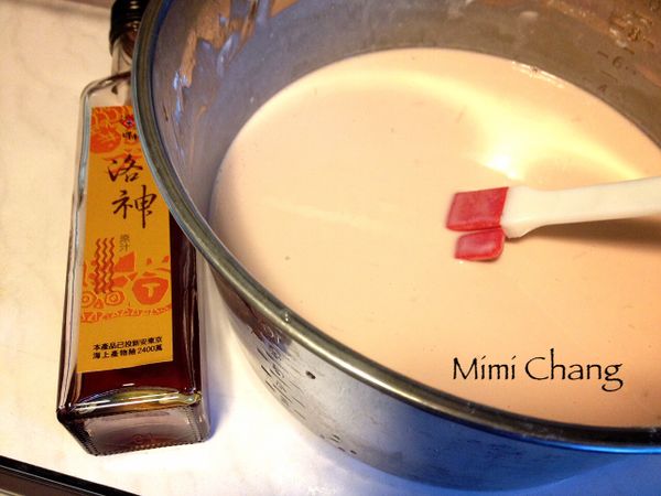 將在來米粉加水(如果蒸白蘿蔔絲鍋內有許多水，可利用)，加洛神花原汁，加蜂蜜，慢慢攪勻。