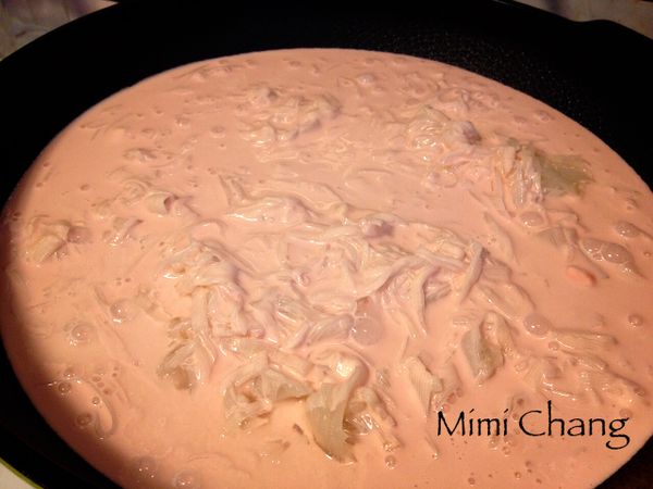 小火熱大炒鍋，倒入白蘿蔔絲，倒入已調好的在來米粉漿，炒勻。