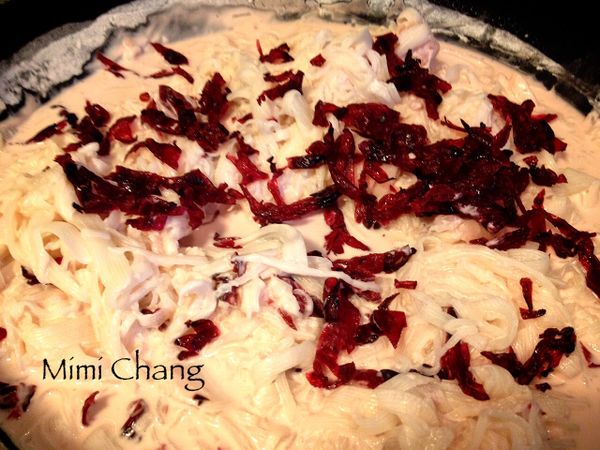 加入洛神花蜜餞，加入鹽及糖，炒勻。