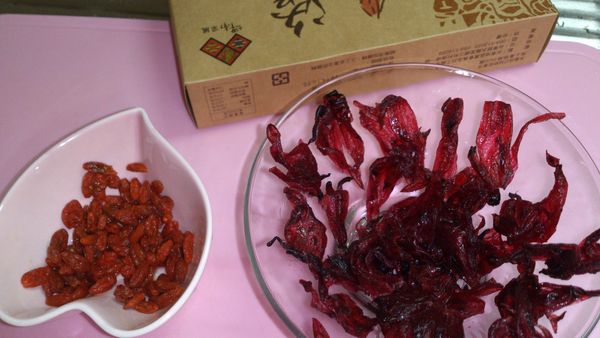 將【臺東優質特選農產】洛神花蜜餞，撕成小片，備用。