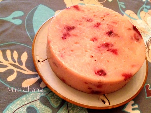 在電鍋底加入一個加高墊，放入模具，外鍋加2米杯水，開關跳起後悶10分鐘，放涼倒扣後取出。