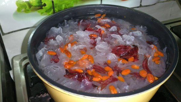 鍋中放入2000ml的水,與做法2的雪耳大火煮開後,以小火熬煮30分鐘至釋放出來後,加入枸杞,洛神花,微煮1分鐘後熄火