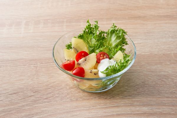 搭餐小建議: 優格水果沙拉碗
建議：優格水果沙拉碗 1碗（1人份）
優格 210g、腰果 10g、奇異果 105g、萵苣 100g、開心果 10g