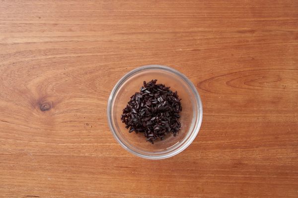 黑米比水1:1，外鍋加入1杯水煮熟。